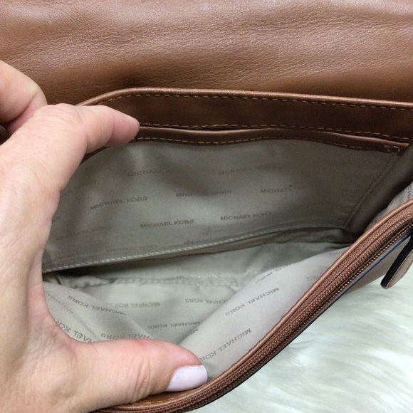 MICHAEL KORS BROOKLYN GROMMET Caramel Brown Leather Crossbody Bag Purse Flap - Picture 7 of 14